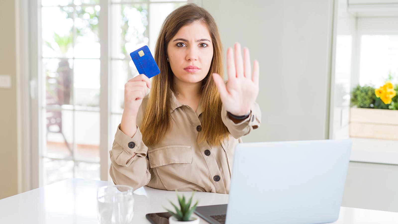 cobrándote un recargo